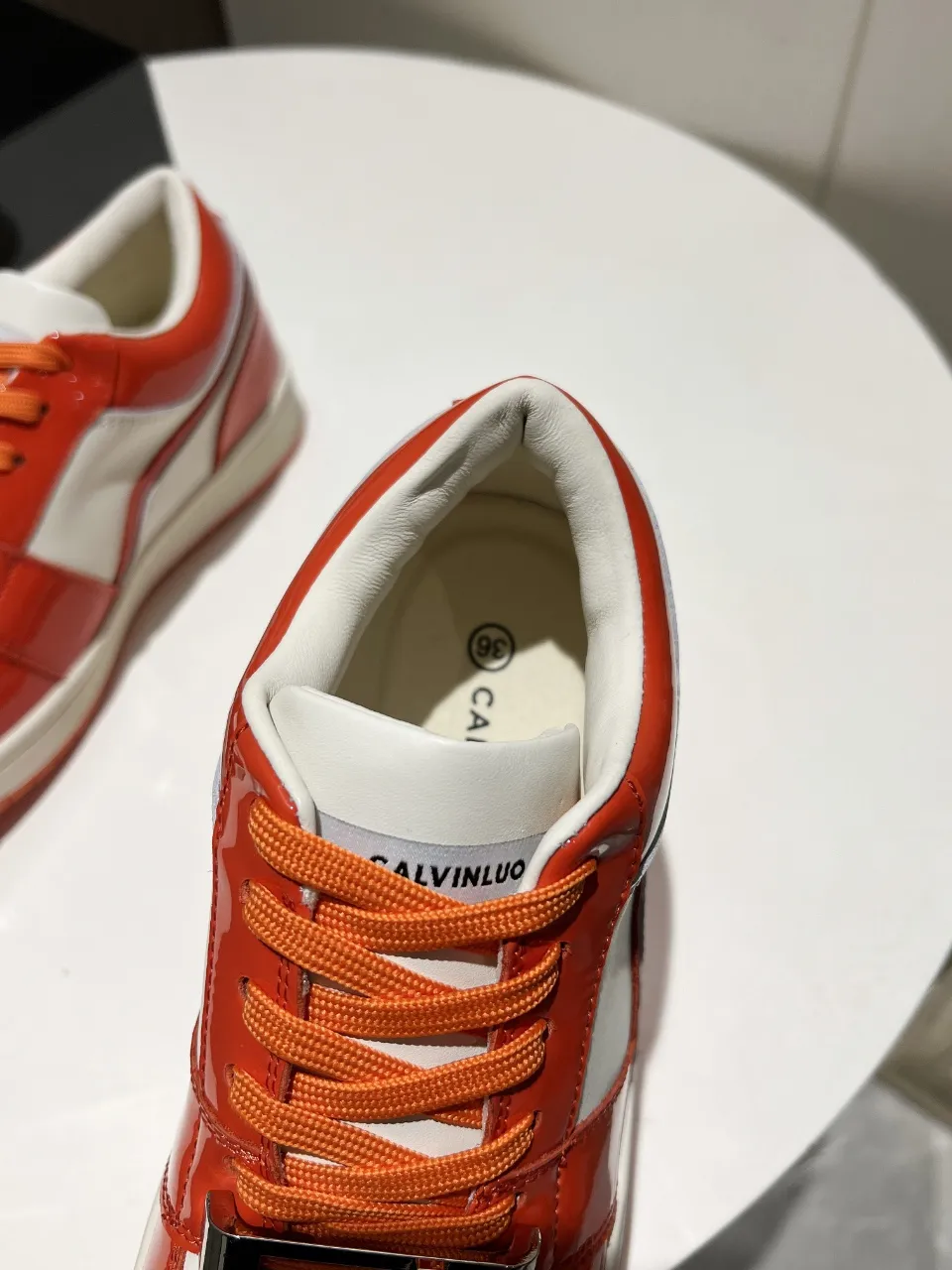 👟👟Ex-factory price 480👟👟 👑CALVINLUO I CUBE SNEAKER trendy brand square shoes low-top casual square-toe sneakers skateboard shoes sneakers👑 Starting from the design elements of classic two-color sneakers, CALVINLUO extracts the iconic elements of casual sneakers and integrates them into the formal "square toe" of formal shoes to make the overall lines of the sneakers more distinct. Nowadays, the matching rules are casual. 🧣Formal sports shoes are nothing new. The unique avant-garde square lines of CUBE SNEAKER, whether it echoes the tough and crisp suits, or appears in an eclectic manner in street styles, are a choice that breaks away from tradition and shows personality🧢 ▪️ Fabric: Original custom imported first-layer cowhide ▪️ Lining: Imported breathable mesh lining + soft sheepskin ▪️ Sole: Original molded two-color TPU outsole ▪️ Size: 35-40 (40 customized)